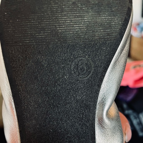 Silver metallic/Black Girls/youth Sz6 “Old Navy” elastic back ballet flats - Picture 5 of 5